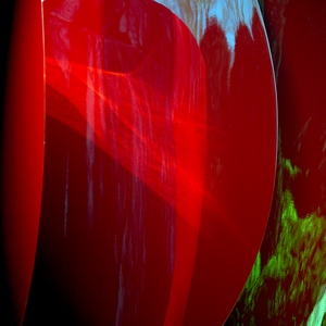 Sculpture en tôles laquées rouges et reflets verts - France  - collection de photos clin d'oeil, catégorie clindoeil
